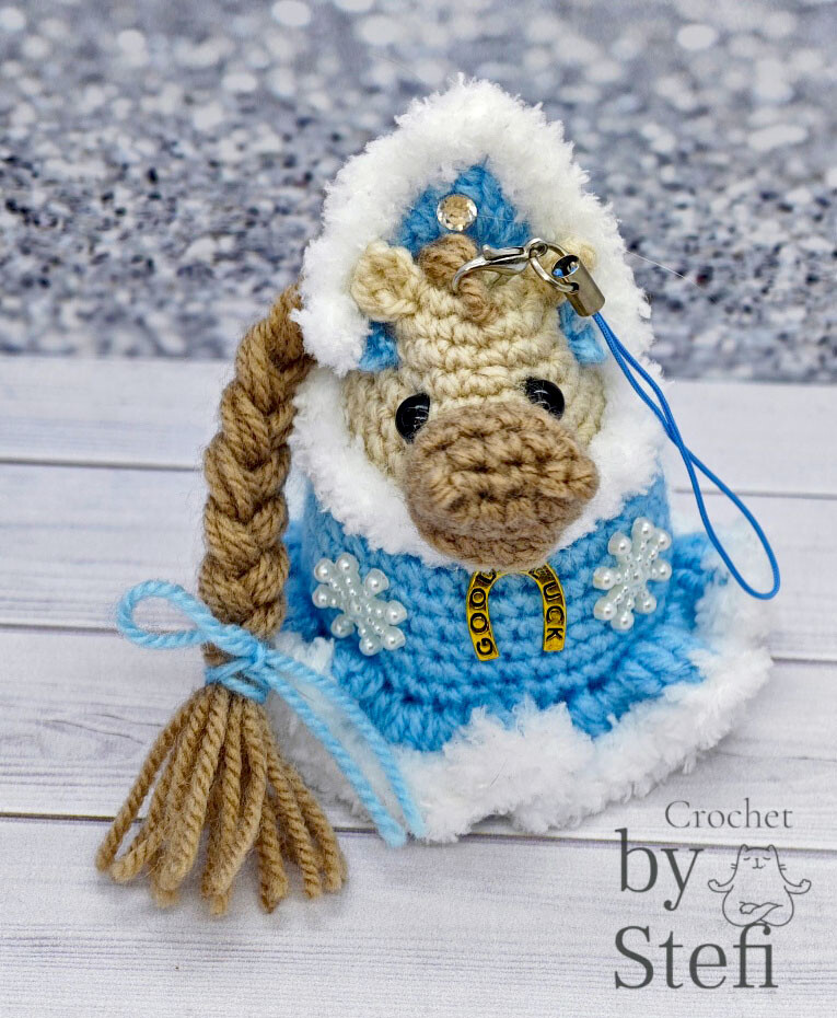 Лошадка в костюме Снегурочки, фото, картинка, схема, описание, бесплатно, крючком, амигуруми