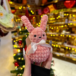 PDF Брелок-кролик схема вязаной игрушки крючком