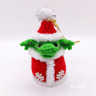 PDF Дракончик в костюме Деда Мороза схема вязаной игрушки крючком