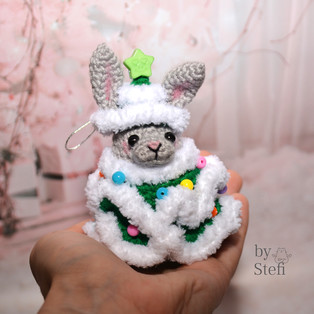 PDF Кролик в костюме ёлочки схема вязаной игрушки крючком