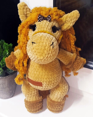 PDF Лошадка Мила схема вязаной игрушки крючком