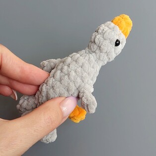 PDF Мини Гусик схема вязаной игрушки крючком