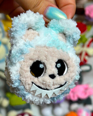 PDF Монстрик-брелочек схема вязаной игрушки крючком