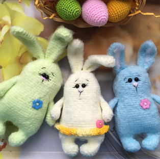 PDF Пасхальные кролики схема вязаной игрушки крючком