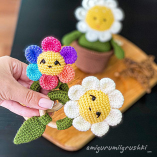 Погремушка цветок амигуруми. PDF схемы и описания для вязания игрушеккрючком! Автор: @amigurumiigrushki_