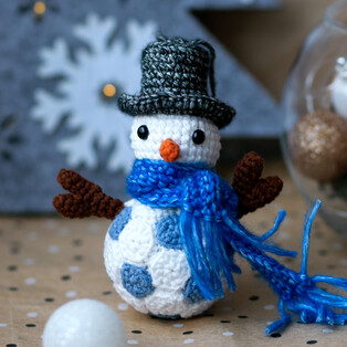 PDF Снеговик-футболист схема вязаной игрушки крючком