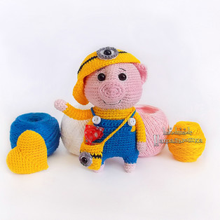 PDF Свинка в костюме Миньона схема вязаной игрушки крючком