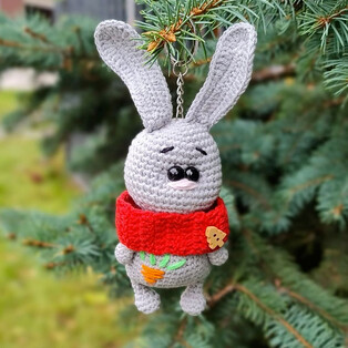 PDF Зайка брелок схема вязаной игрушки крючком